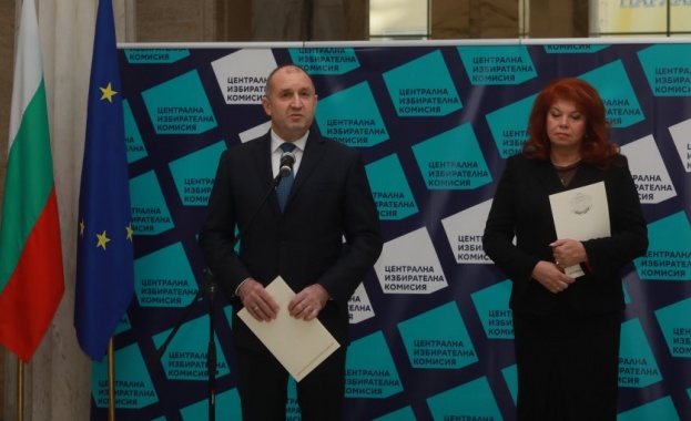 Румен Радев и Илияна Йотова приеха удостоверенията си за избора