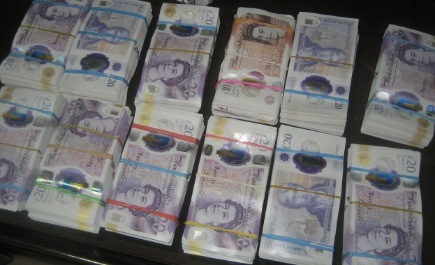 Митнически служители хванаха 90 000 недекларирани британски лири при две