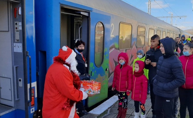 Дядо Коледа пътува днес с влак от Плевен до Роман