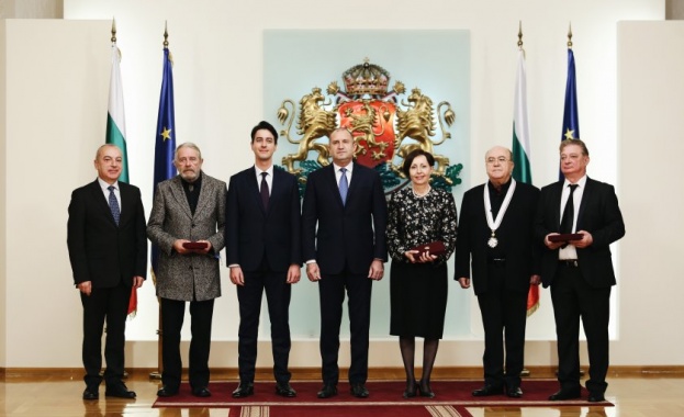 Президентът Румен Радев удостои с държавни отличия български културни дейци