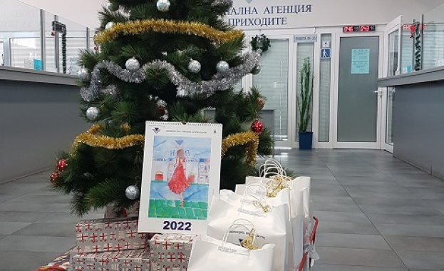 Седем деца на служители от офис Плевен участваха със свои