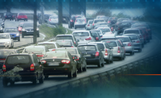 Интензивен трафик по пътищата в страната се очаква днес -