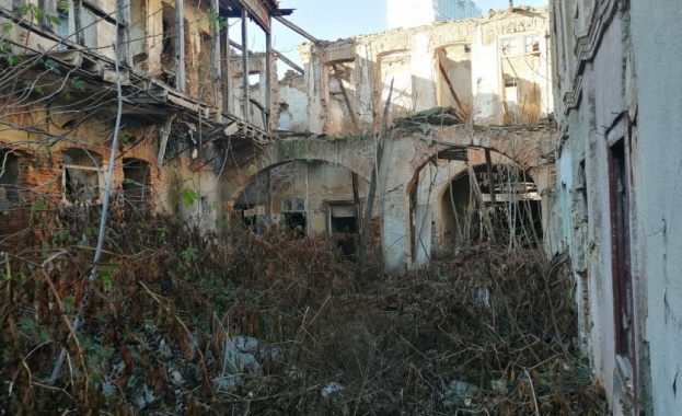 Студенти родолюбци от сдружение Мост през вековете се опитват да спасят