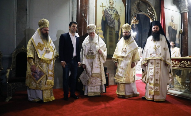 Министър председателят Кирил Петков присъства със семейството си на празничното богослужение