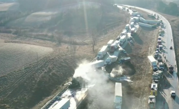 Заледен асфалт предизвика голяма верижна катастрофа в Съединените щати Повече