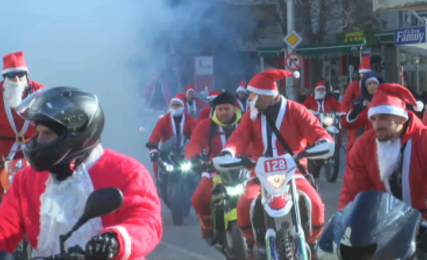 Стотици рокери облечени като Дядо Коледа завладяха Казанлък Целта им