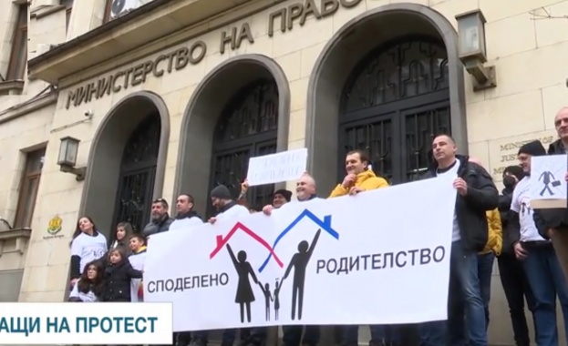 Бащи и техните деца излязоха на протест пред Министерството на