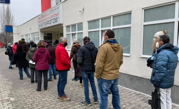 Опашка от желаещи да си поставят ваксина срещу COVID 19 се