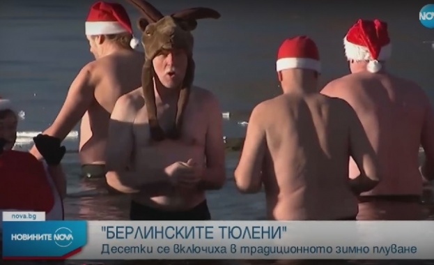 Десетки хора облечени в коледни костюми не пренебрегнаха ниските температури