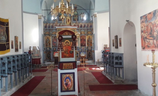Православният манастир Свети Архангел Михаил край град Дебелец си върна