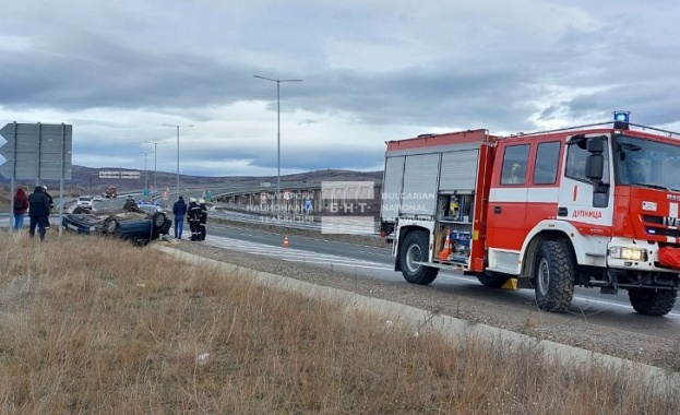 Автомобил се преобърна на АМ Струма при отбивката за Кюстендил В