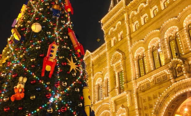 Хиляди празнични светлини огряват Москва Градът се готви да посрещне