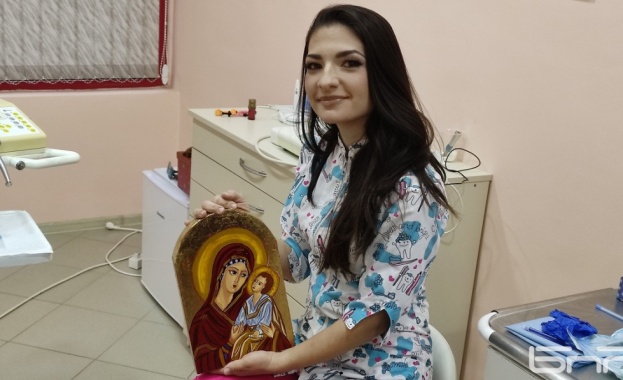 Млада зъболекарка от Горна Оряховица рисува икони които подарява на