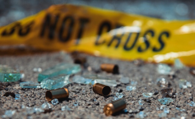 Неизвестен застреля четирима души и рани трима включително полицай при