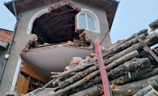 Ремарке на камион се вряза в двуетажна къща в Белица