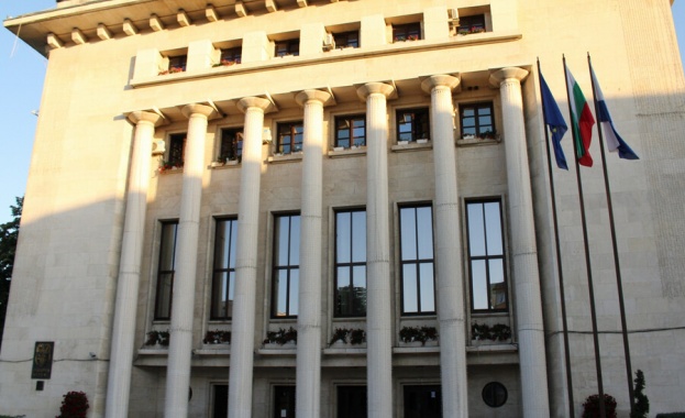 Полиция влезе в общината в Бургас научи По света и