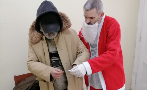 И тази година Дядо Коледа не пропусна бездомните хора в