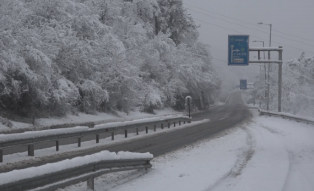 Усложнена е пътната обстановка в Централна и Северна България Обилен
