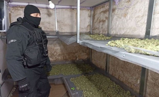 Наркооранжения в четири фургона скрити в старата мелница на шуменското