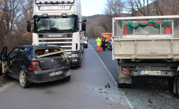 Верижна катастрофа между 5 автомобила затвори главен път Е 79 в