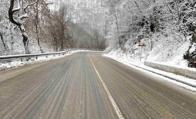 АПИ: Шофьорите, на които им предстои пътуване в Западна България, да тръгват с готови за зимни условия автомобили
