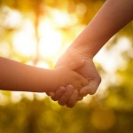 Едва 850 от 8000 деца, лишени от родителска грижа, могат да бъдат осиновени у нас