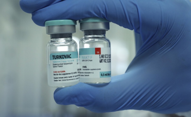 Турция започна да прилага пета доза ваксина срещу COVID 19 за