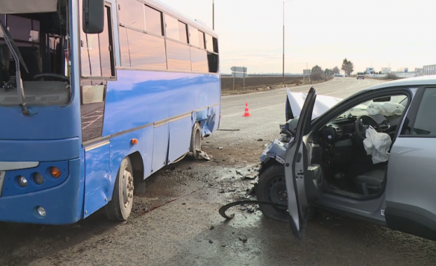 Трима души пострадаха при катастрофа между автобус на градския транспорт
