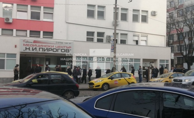 Опашка за ваксини пред Пирогов Заради големия интерес се е наложило