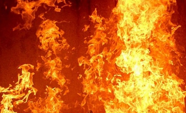 Пожар гори в изоставена къща на улица Места 86 в