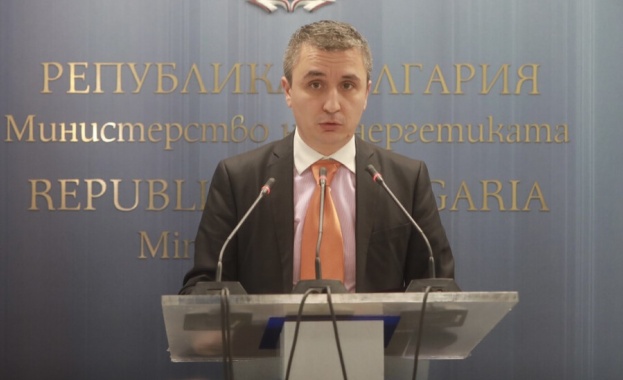 Енергийният министър Александър Николов даде извънреден брифинг Той коментира критиките
