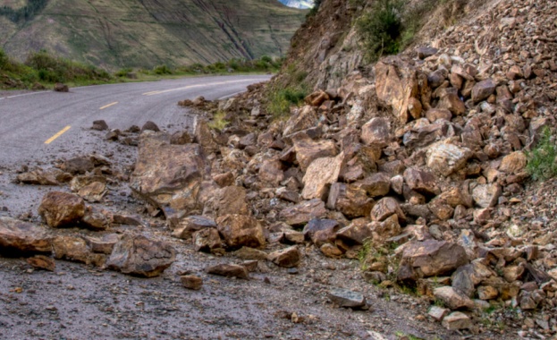 Паднала скална маса затруднява движението по републикански път II 86 Смолян