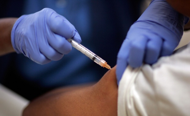 Четвърта доза на ваксина срещу Covid 19 дадена на хора