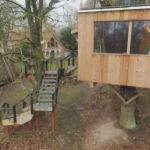 Семейство живее в къща на дърво