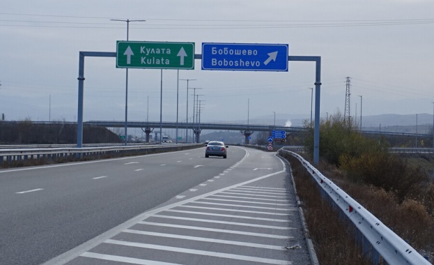 След автобусната катастрофа: Поставиха нови знаци на АМ „Струма” край Боснек