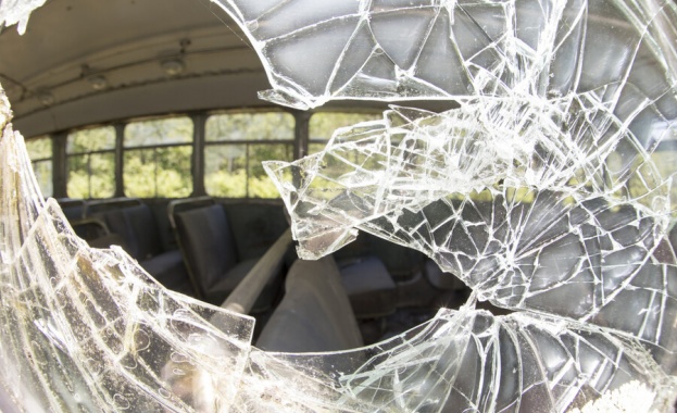 Микробус се е обърнал между селата Червена вода и Ново