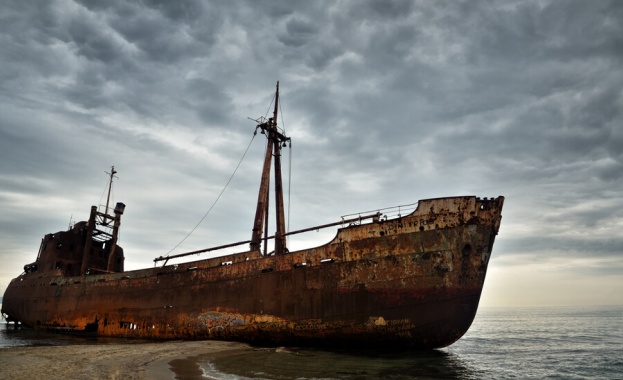 Голям изоставен кораб с дължина около 50 метра е открит