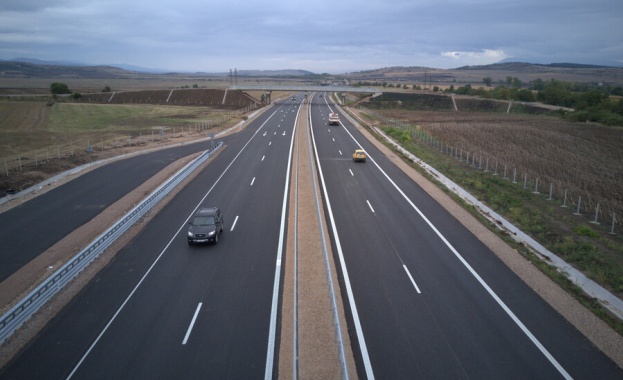 Движението в участъка от км 255 до км 253 на АМ "Тракия" в посока София се осъществява в изпреварващата лента