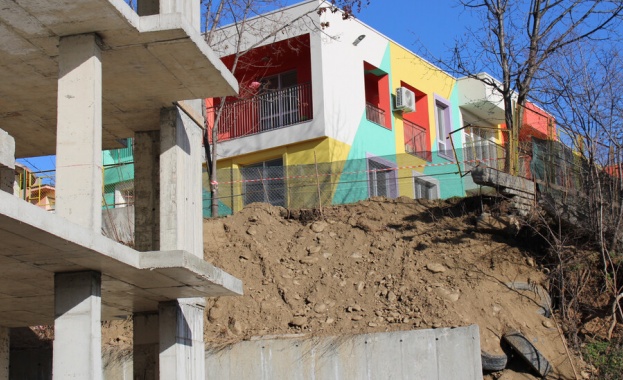 Рухна бетонна ограда на детска градина в Благоевград