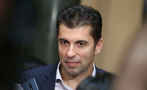 Посещението на премиера Кирил Петков в Скопие не се отменя
