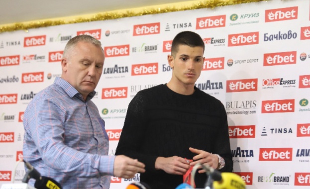 Старши треньорът на ЦСКА 1948 Николай Киров и вратарят на