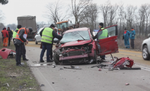 Лек автомобил се озова между трактор и камион в тежка