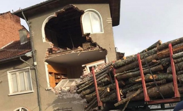 Ударен ремонт на къщата в Белица в която преди 9