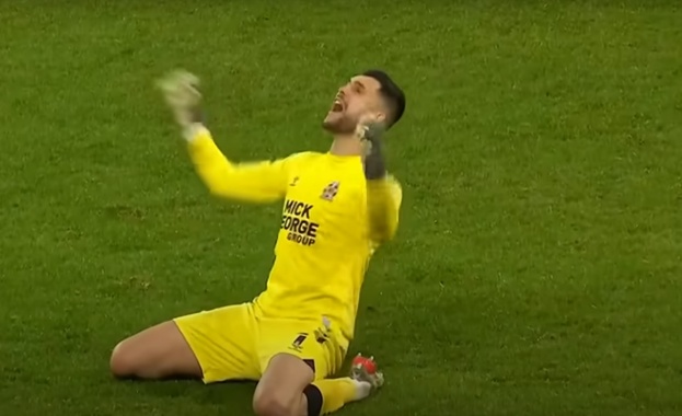 Българин разплака богаташите от Нюкасъл със спасяванията си Кеймбридж Юнайтед