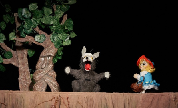 Кукленият театър в Бургас започва новата година със спектакъла Червената