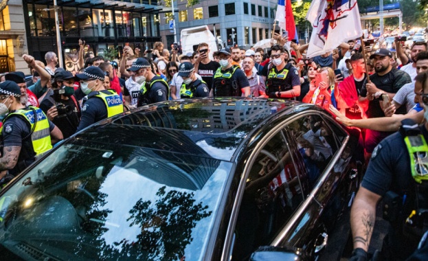 Стотици фенове посрещнаха с бурни аплодисменти Новак Джокович пред сградата