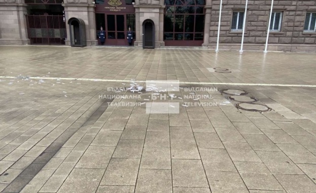 Неизвестен мъж разпръсна позиви пред Дондуков 2 В тях пише че