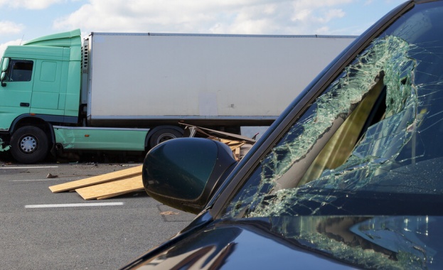 Мъж и жена загинаха при жестока катастрофа между лек автомобил