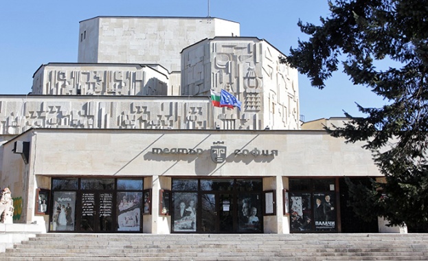 Сграда на Театър София осъмна с големи транспаранти разположени по