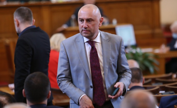 Не бих искал повече името на Николай Василев да се